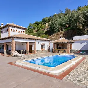 https://villa-alejandro-en-sayalonga.1costadelsol.com